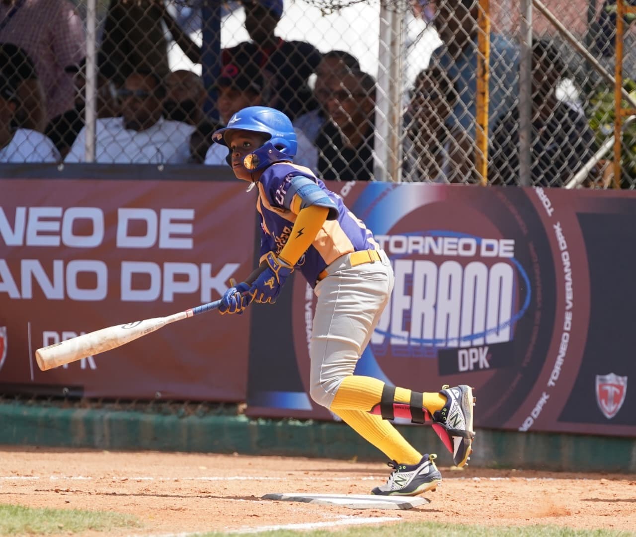 Jugador de La Javilla bateando